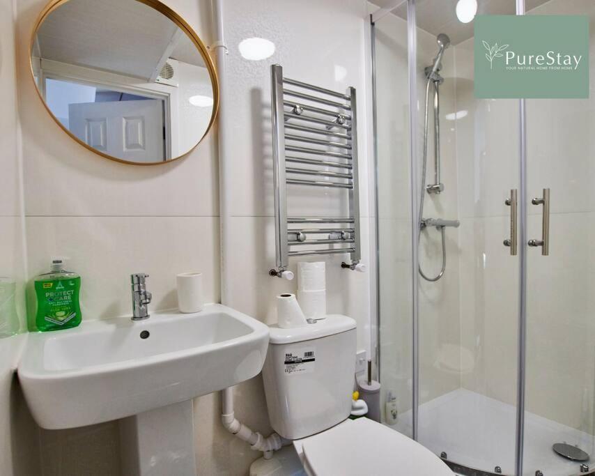 Large Leeds With Free Parking Sleeps 8 Apartamento