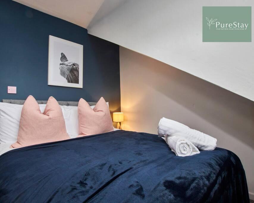 Large Leeds With Free Parking Sleeps 8 *