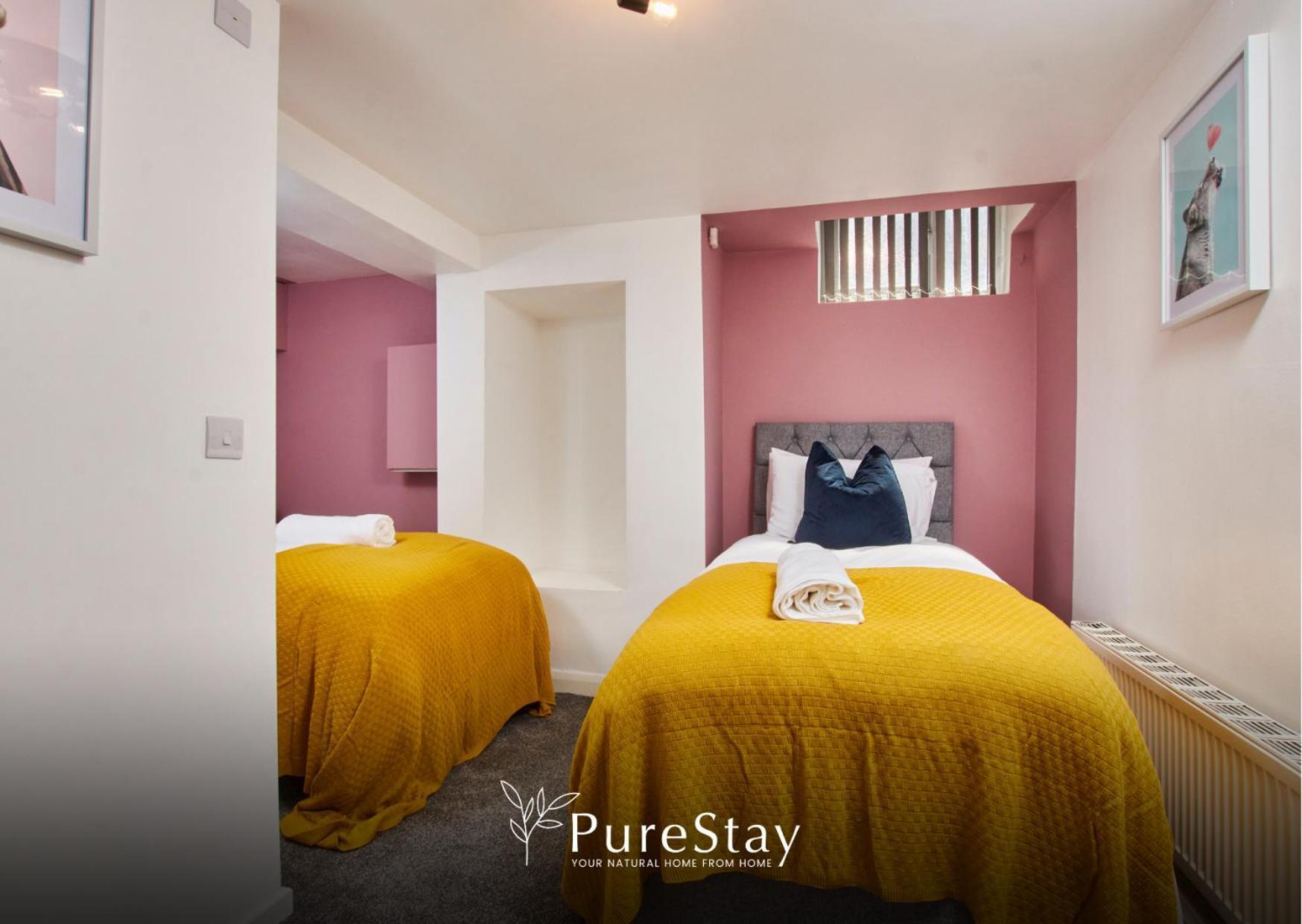 Large Leeds With Free Parking Sleeps 8 *