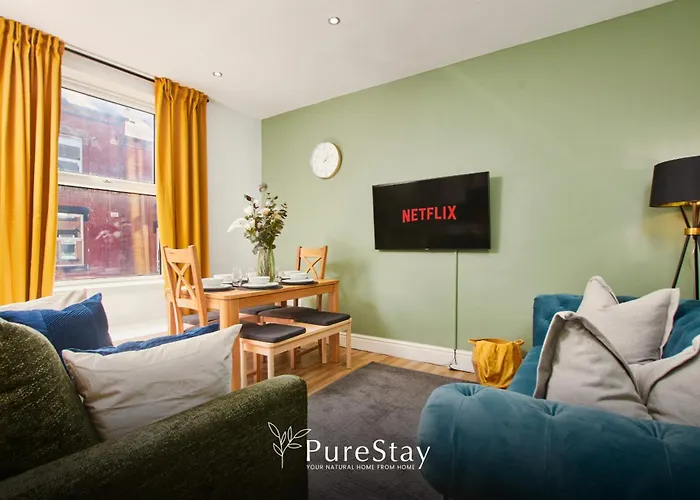 Large Leeds Home With Free Parking Sleeps 8