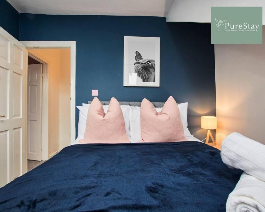 Large Leeds With Free Parking Sleeps 8