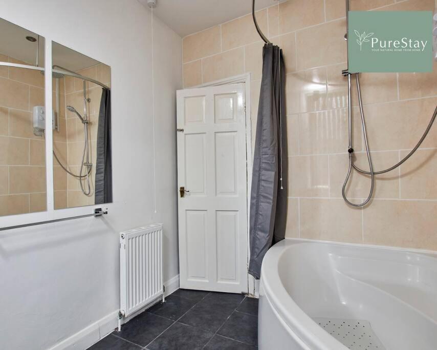 Large Leeds With Free Parking Sleeps 8 Leeds (West Yorkshire)
