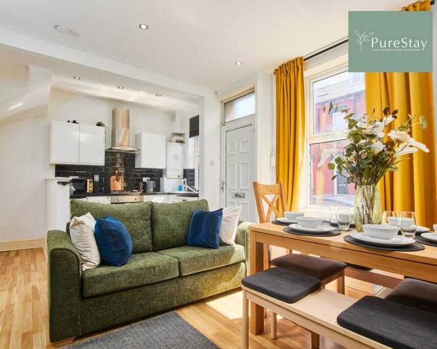 Large Leeds With Free Parking Sleeps 8 Leeds (West Yorkshire)