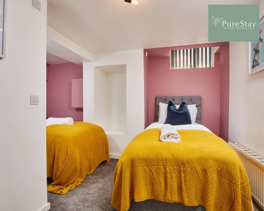 Large Leeds With Free Parking Sleeps 8 Leeds (West Yorkshire)